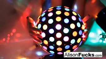 Alison Tyler, La Star Du Disco Ball, Montre Ses Courbes Époustouflantes