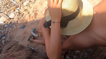 Die Frau Des Französischen Freundes Genießt Oralsex Und Penetration Am Strand