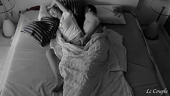 アマチュアカップルの朝の愛撫を寝室でこっそり撮影