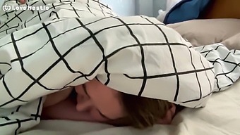 Nestle Seks Bebek Videosunda Üvey Annenin Büyük Göğüsleri Ve Poposu Azgın Oğlunu Baştan Çıkarıyor