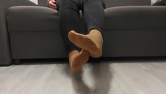 Monika Nylon, Tüm Gün Boyunca Naylon Çoraplarıyla Düzgün Bacaklarını Sergiliyor