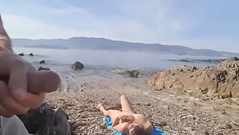 Ein Gewagter Mann Zeigt Seine Genitalien Einer Fkk-Mutter Am Strand, Die Ihm Oralsex Gibt