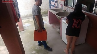 Бразильская Домохозяйка Обменивается Сексуальными Услугами С Ремонтником Стиральной Машины, Пока Ее Муж Отсутствует.